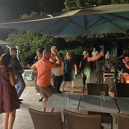 Les Arbousiers Village Hotel Provencal La Roquebrussanne 外观 照片