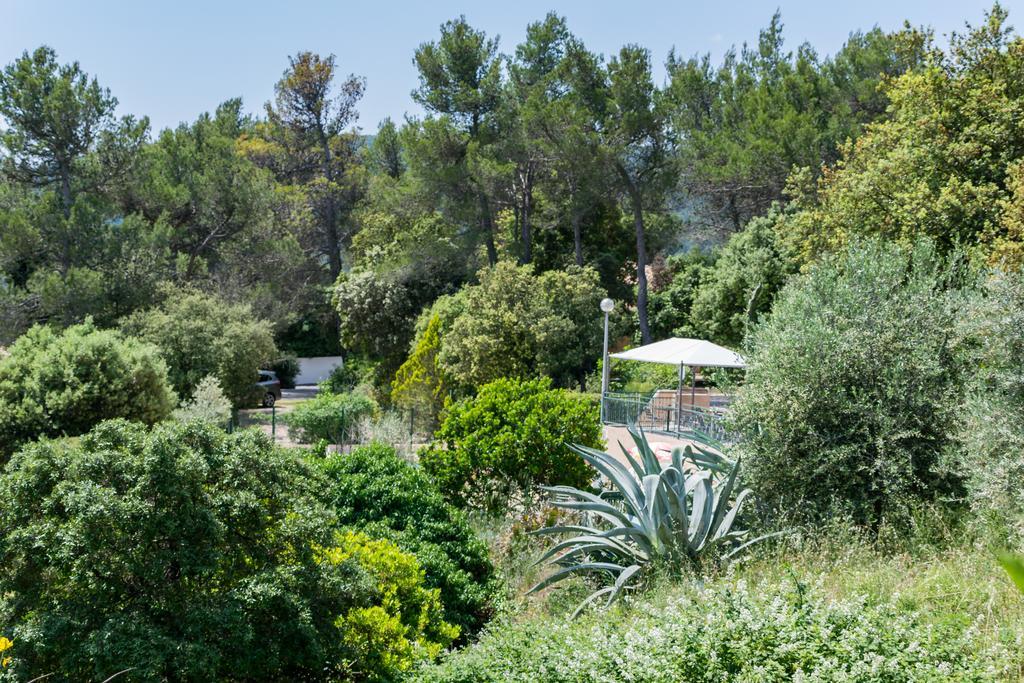 Les Arbousiers Village Hotel Provencal La Roquebrussanne 外观 照片