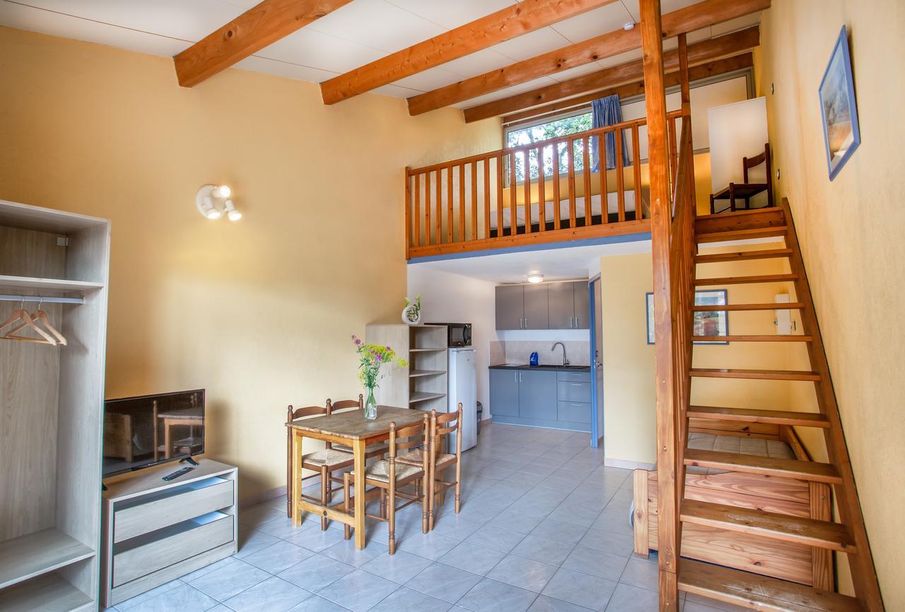 Les Arbousiers Village Hotel Provencal La Roquebrussanne 外观 照片