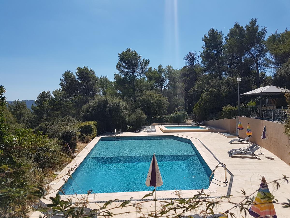 Les Arbousiers Village Hotel Provencal La Roquebrussanne 外观 照片
